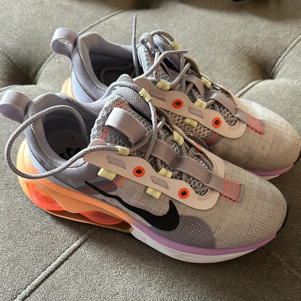 Women’s Nike Gray and Orange Sneakers with Sporty Design sz 7